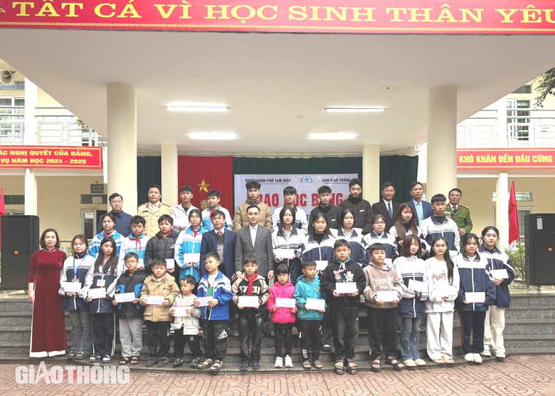 B&aacute;o Giao th&ocirc;ng trao 42 suất học bổng tới con em nạn nh&acirc;n TNGT ở Ninh B&igrave;nh- Ảnh 4.