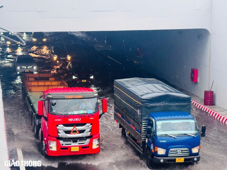 TP.HCM chỉ đạo khẩn về vụ ngập nước hầm chui Nguyễn Văn Linh - Nguyễn Hữu Thọ- Ảnh 2. TP.HCM chỉ đạo khẩn về vụ ngập nước hầm chui Nguyễn Văn Linh - Nguyễn Hữu Thọ- Ảnh 2.