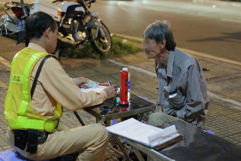 TP.HCM: Vi phạm nồng độ cồn, người đ&agrave;n &ocirc;ng đi xe đạp bị phạt 500.000 đồng- Ảnh 3.