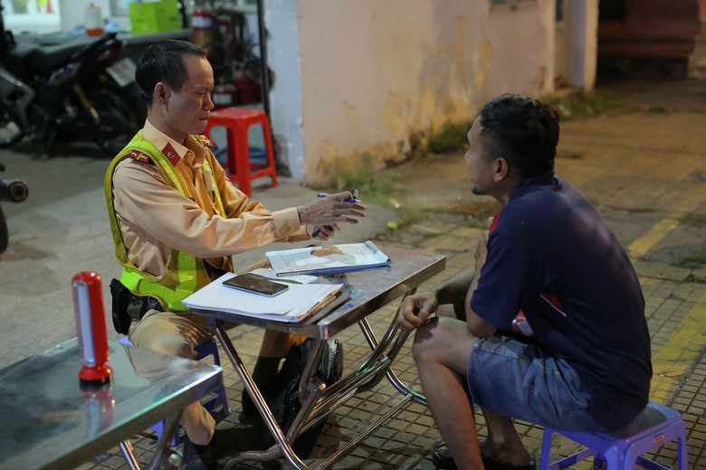 TP.HCM: Vi phạm nồng độ cồn, người đ&agrave;n &ocirc;ng đi xe đạp bị phạt 500.000 đồng- Ảnh 2.