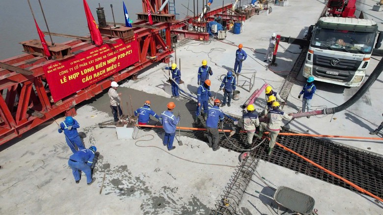 Hợp long bi&ecirc;n cầu Rạch Miễu 2 vượt kế hoạch hơn 2 th&aacute;ng- Ảnh 1.