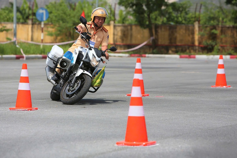 CSGT Hà Nội bắt đầu tập huấn sát hạch, cấp giấy phép lái xe- Ảnh 1. CSGT Hà Nội bắt đầu tập huấn sát hạch, cấp giấy phép lái xe- Ảnh 1.