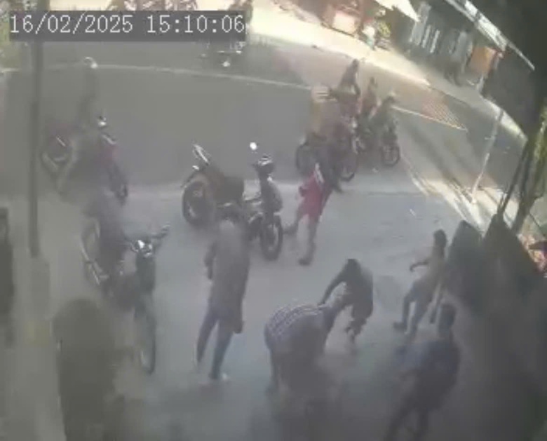 C&ocirc;ng an truy t&igrave;m nh&oacute;m người đ&aacute;nh hội đồng một người giữa đường phố B&igrave;nh Dương- Ảnh 1.