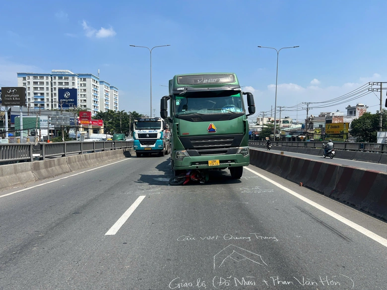 Xe đầu k&eacute;o va chạm xe m&aacute;y tr&ecirc;n cầu vượt, người đ&agrave;n &ocirc;ng tử vong- Ảnh 1.