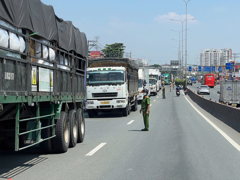 Xe đầu k&eacute;o va chạm xe m&aacute;y tr&ecirc;n cầu vượt, người đ&agrave;n &ocirc;ng tử vong- Ảnh 3.