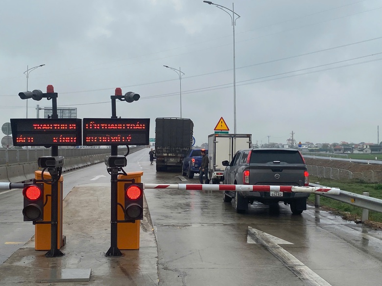 Nguy cơ &aacute;ch tắc cao tốc Diễn Ch&acirc;u - B&atilde;i Vọt v&igrave; t&agrave;i xế qu&ecirc;n nộp tiền v&agrave;o t&agrave;i khoản VETC- Ảnh 3.