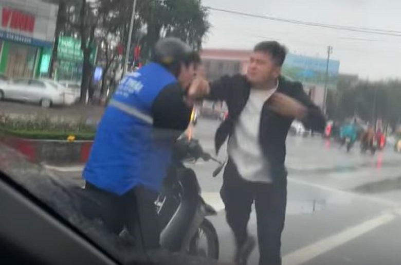 C&ocirc;ng an v&agrave;o cuộc vụ người đ&agrave;n &ocirc;ng đ&aacute;nh thanh ni&ecirc;n giữa đường- Ảnh 1.