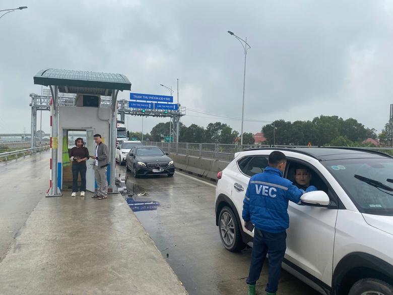 Nguy cơ &aacute;ch tắc cao tốc Diễn Ch&acirc;u - B&atilde;i Vọt v&igrave; t&agrave;i xế qu&ecirc;n nộp tiền v&agrave;o t&agrave;i khoản VETC- Ảnh 1.
