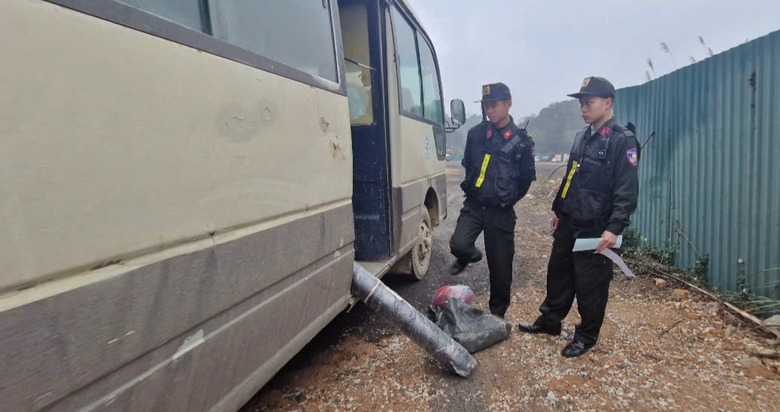 CSGT Lạng Sơn phát hiện xe cũ nát, hết hạn đăng kiểm hơn 2 năm vẫn chở khách đi hội- Ảnh 2. CSGT Lạng Sơn phát hiện xe cũ nát, hết hạn đăng kiểm hơn 2 năm vẫn chở khách đi hội- Ảnh 2.