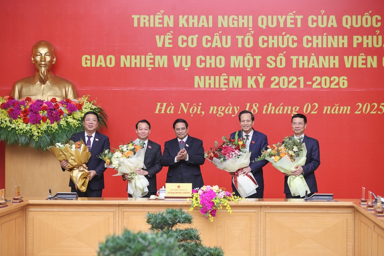 Thủ tướng giao nhiệm vụ c&aacute;c th&agrave;nh vi&ecirc;n Ch&iacute;nh phủ mới được bổ nhiệm- Ảnh 4.