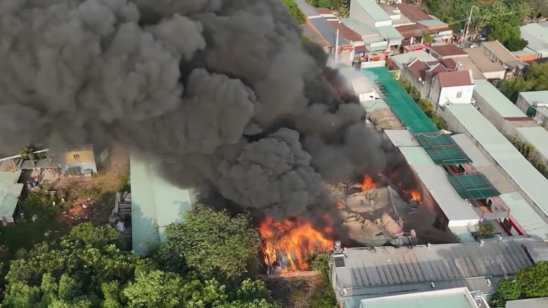 Cháy bãi phế liệu ở Bình Dương, một trường tiểu học phải sơ tán học sinh- Ảnh 1. Cháy bãi phế liệu ở Bình Dương, một trường tiểu học phải sơ tán học sinh- Ảnh 1.