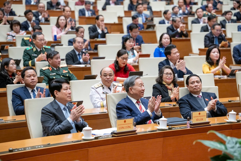 Chủ tịch Quốc hội: Bắt đ&uacute;ng mạch, khắc phục điểm nghẽn l&agrave;m chậm ph&aacute;t triển đất nước- Ảnh 2.