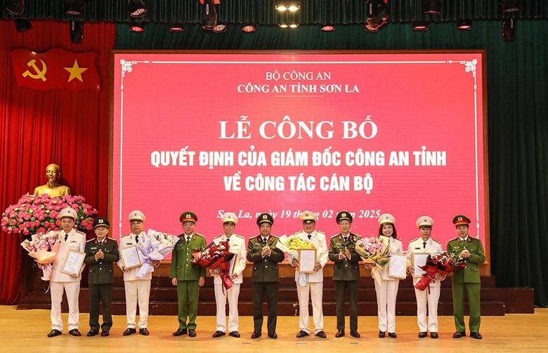 21 l&atilde;nh đạo cấp ph&ograve;ng C&ocirc;ng an tỉnh Sơn La xin nghỉ hưu trước tuổi- Ảnh 2.