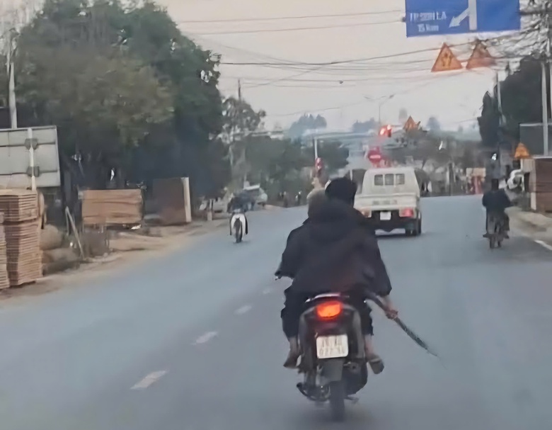 Triệu tập 2 thanh ni&ecirc;n cầm hung kh&iacute;, chạy xe đ&aacute;nh v&otilde;ng tr&ecirc;n đường- Ảnh 1.