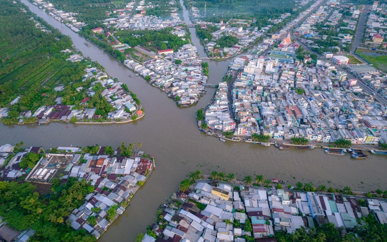 Bộ Ch&iacute;nh trị y&ecirc;u cầu nghi&ecirc;n cứu bỏ cấp huyện, s&aacute;p nhập một số tỉnh