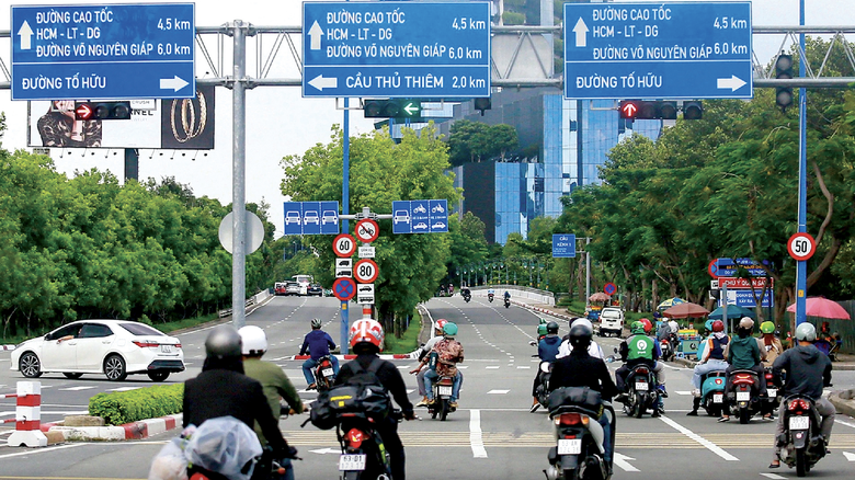 Ph&oacute; thủ tướng: Tổng r&agrave; so&aacute;t, giải quyết bất cập hệ thống biển b&aacute;o, đ&egrave;n t&iacute;n hiệu- Ảnh 1.