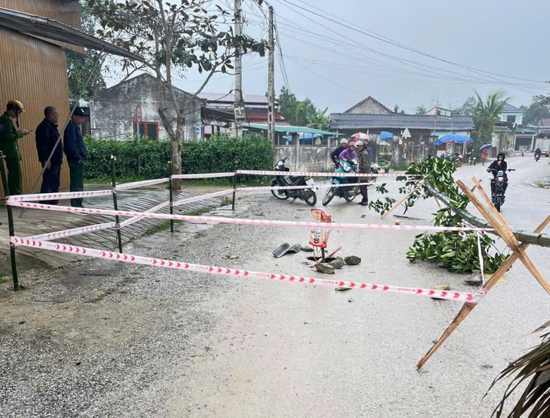 Xuất hiện hố sụt l&uacute;n lớn giữa huyện lộ 8 qua H&agrave; Tĩnh- Ảnh 2.
