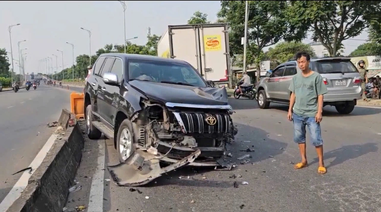 Đang đổ dốc cầu, &ocirc; t&ocirc; 7 chỗ lao qua dải ph&acirc;n c&aacute;ch va chạm với xe tải- Ảnh 2.
