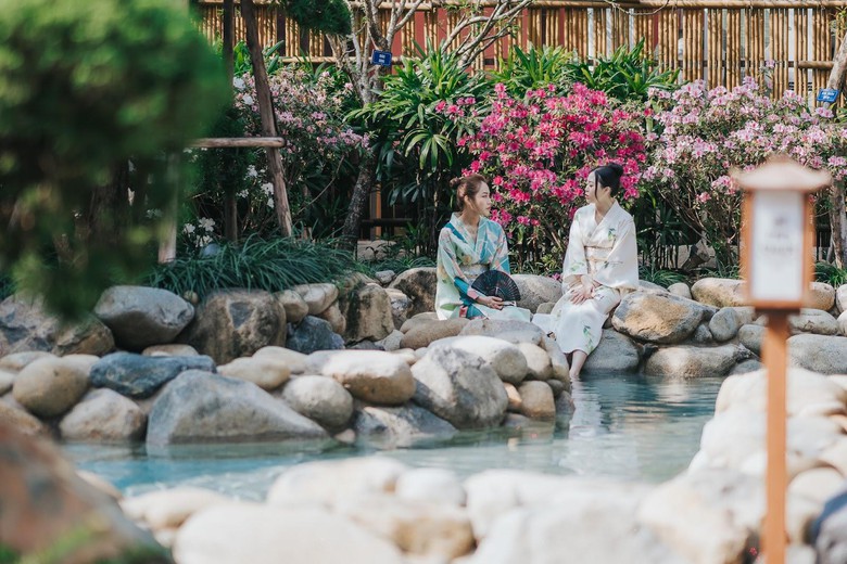 Tấp nập kh&aacute;ch tới c&aacute;c điểm du lịch Quảng Ninh dịp đầu xu&acirc;n- Ảnh 5.