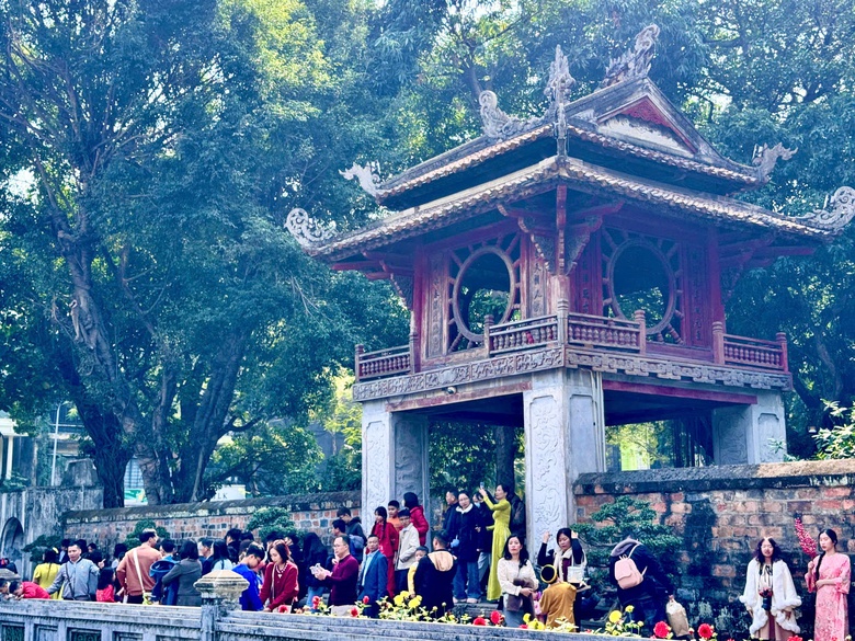 Người d&acirc;n tấp nập du xu&acirc;n, xin chữ cầu may tại Văn Miếu- Ảnh 3.