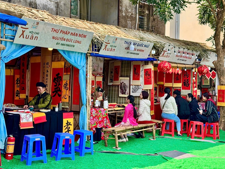 Người d&acirc;n tấp nập du xu&acirc;n, xin chữ cầu may tại Văn Miếu- Ảnh 4.