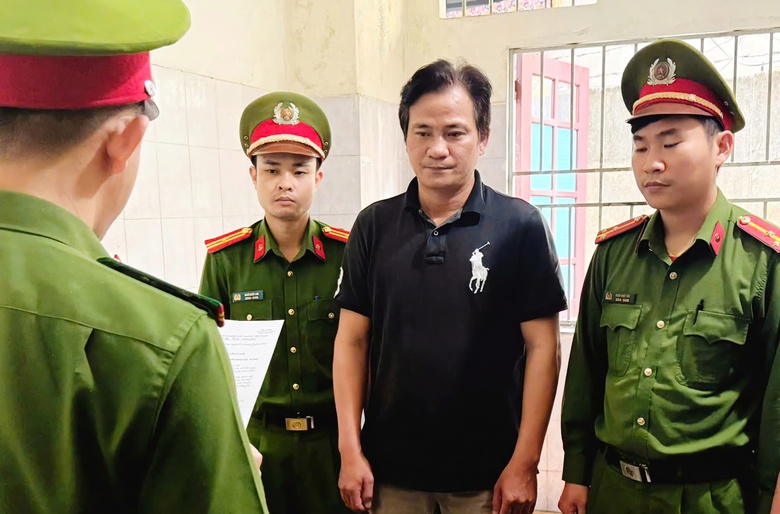 L&eacute;n l&uacute;t b&aacute;n đất g&oacute;p vốn c&ugrave;ng người kh&aacute;c, đ&ocirc;i vợ chồng bị khởi tố- Ảnh 1.