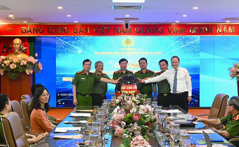 Vietcombank l&agrave; ng&acirc;n h&agrave;ng đầu ti&ecirc;n khai th&aacute;c dịch vụ x&aacute;c thực điện tử của Bộ C&ocirc;ng an- Ảnh 1.
