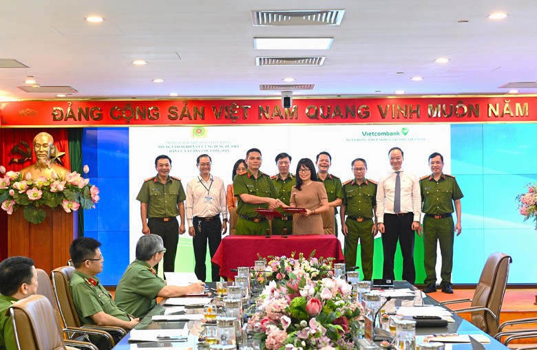 Vietcombank l&agrave; ng&acirc;n h&agrave;ng đầu ti&ecirc;n khai th&aacute;c dịch vụ x&aacute;c thực điện tử của Bộ C&ocirc;ng an- Ảnh 2.