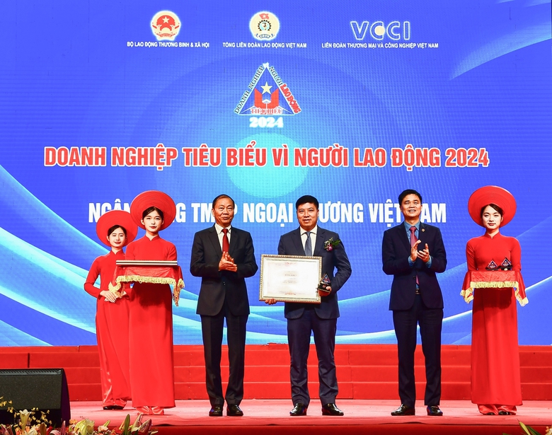 10 dấu ấn Vietcombank năm 2024- Ảnh 9. 10 dấu ấn Vietcombank năm 2024- Ảnh 9.