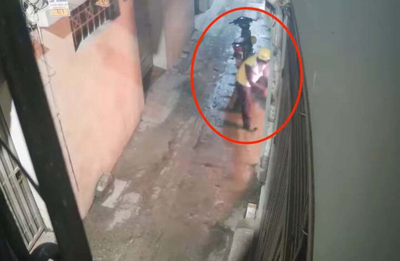 Truy t&igrave;m người mặc &aacute;o t&agrave;i xế c&ocirc;ng nghệ ph&oacute;ng hỏa đốt nh&agrave; d&acirc;n ở H&agrave; Nội- Ảnh 1.