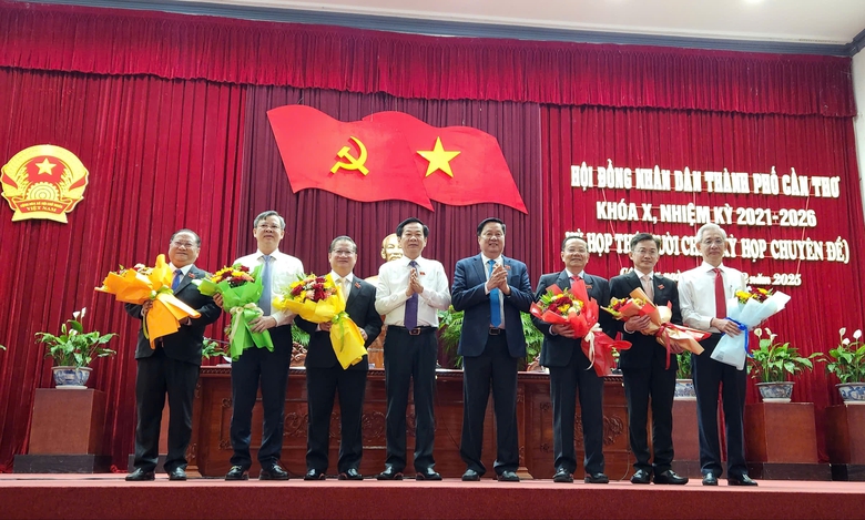 &Ocirc;ng Trương Cảnh Tuy&ecirc;n l&agrave;m Chủ tịch UBND TP Cần Thơ- Ảnh 1.