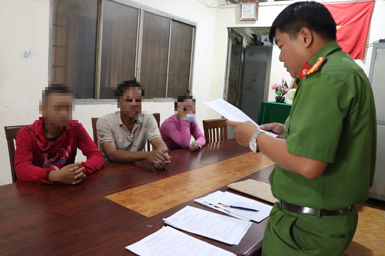 Thiếu ni&ecirc;n đốt &ocirc; t&ocirc; bị C&ocirc;ng an Vĩnh Long đưa v&agrave;o trường gi&aacute;o dưỡng- Ảnh 1.