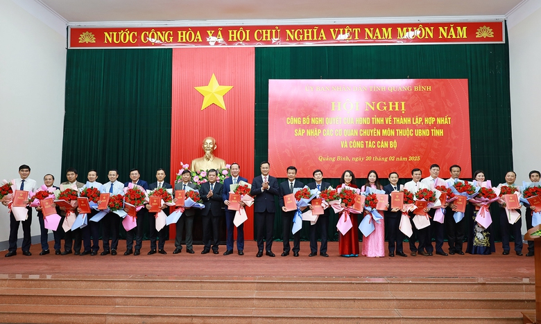 Bổ nhiệm 9 gi&aacute;m đốc sở mới, sau s&aacute;p nhập ở Quảng B&igrave;nh- Ảnh 1.