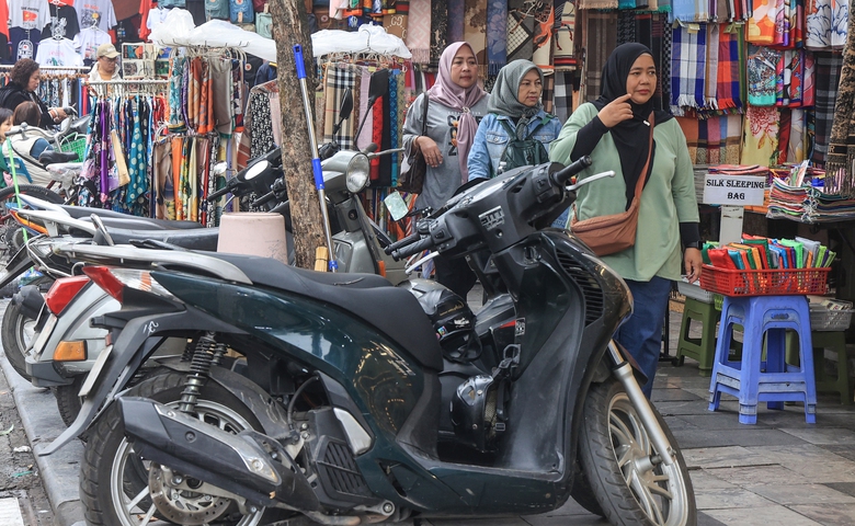 Hà Nội: Chậm cho thuê, vỉa hè tiếp tục bị lấn chiếm- Ảnh 1. Hà Nội: Chậm cho thuê, vỉa hè tiếp tục bị lấn chiếm- Ảnh 1.