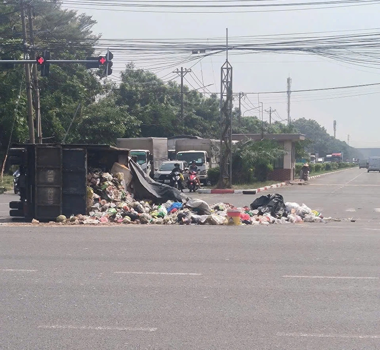 Xe chở r&aacute;c lật chắn ngang đường ở B&igrave;nh Dương, giao th&ocirc;ng &ugrave;n ứ- Ảnh 1.
