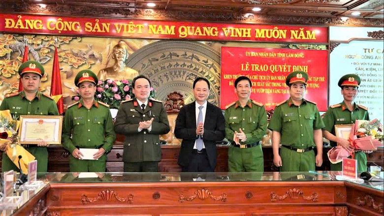 Chủ tịch tỉnh L&acirc;m Đồng khen thưởng c&aacute;c tập thể ph&aacute; nhanh vụ &aacute;n cướp tiệm v&agrave;ng tại Di Linh- Ảnh 1.