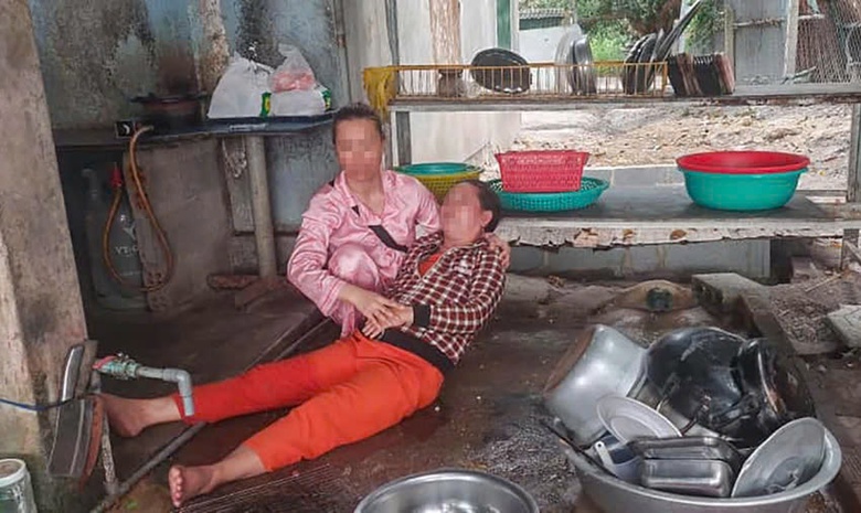 Người phụ nữ bất ngờ bị người lạ đ&aacute;nh gục khi đang rửa b&aacute;t- Ảnh 1.