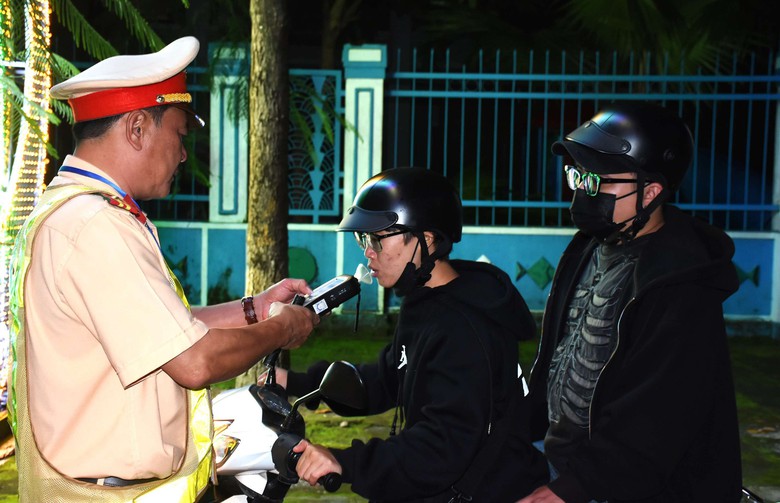 Kon Tum: Hai tháng cao điểm phát hiện hơn 600 người vi phạm nồng độ cồn, ma tuý- Ảnh 1. Kon Tum: Hai tháng cao điểm phát hiện hơn 600 người vi phạm nồng độ cồn, ma tuý- Ảnh 1.