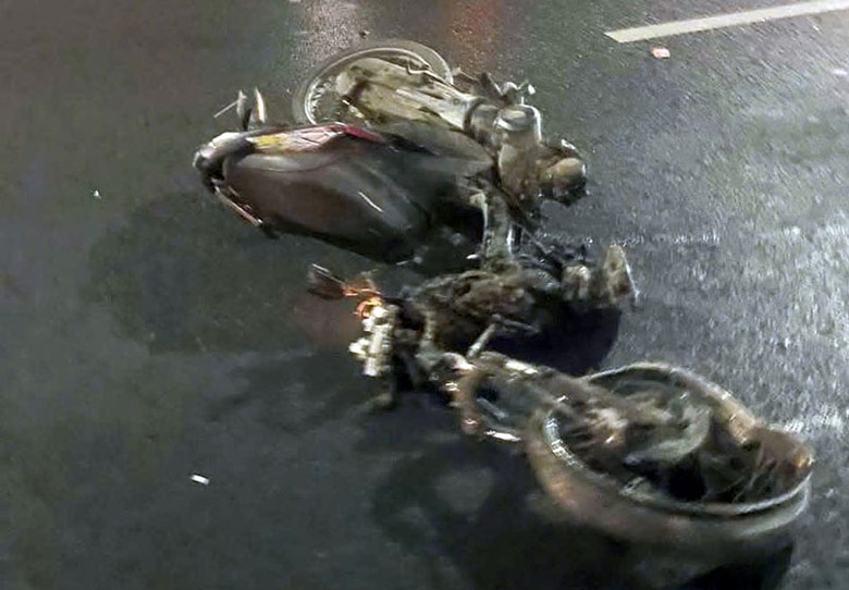 Chiếc xe m&aacute;y của nạn nh&acirc;n biến dạng sau vụ va chạm.