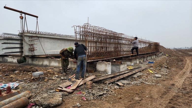 Đường Vành đai 4 - Vùng Thủ đô qua Bắc Ninh thảm những mét bê tông nhựa đầu tiên- Ảnh 10. Đường Vành đai 4 - Vùng Thủ đô qua Bắc Ninh thảm những mét bê tông nhựa đầu tiên- Ảnh 10.