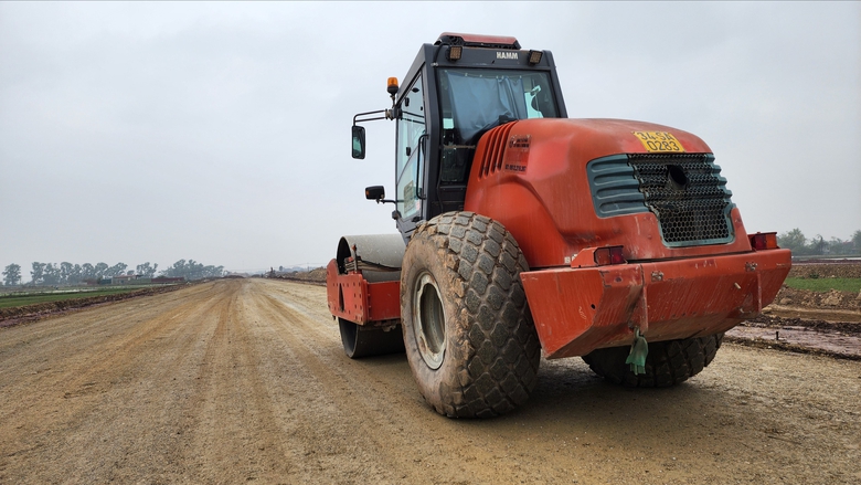 Đường Vành đai 4 - Vùng Thủ đô qua Bắc Ninh thảm những mét bê tông nhựa đầu tiên- Ảnh 16. Đường Vành đai 4 - Vùng Thủ đô qua Bắc Ninh thảm những mét bê tông nhựa đầu tiên- Ảnh 16.