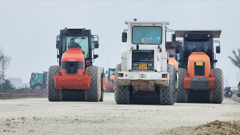 Đường Vành đai 4 - Vùng Thủ đô qua Bắc Ninh thảm những mét bê tông nhựa đầu tiên- Ảnh 4. Đường Vành đai 4 - Vùng Thủ đô qua Bắc Ninh thảm những mét bê tông nhựa đầu tiên- Ảnh 4.