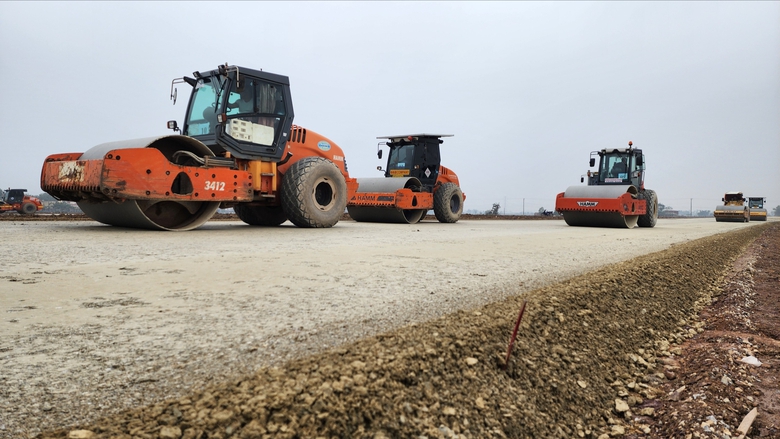 Đường Vành đai 4 - Vùng Thủ đô qua Bắc Ninh thảm những mét bê tông nhựa đầu tiên- Ảnh 7. Đường Vành đai 4 - Vùng Thủ đô qua Bắc Ninh thảm những mét bê tông nhựa đầu tiên- Ảnh 7.