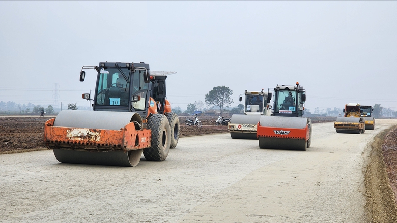 Đường Vành đai 4 - Vùng Thủ đô qua Bắc Ninh thảm những mét bê tông nhựa đầu tiên- Ảnh 13. Đường Vành đai 4 - Vùng Thủ đô qua Bắc Ninh thảm những mét bê tông nhựa đầu tiên- Ảnh 13.