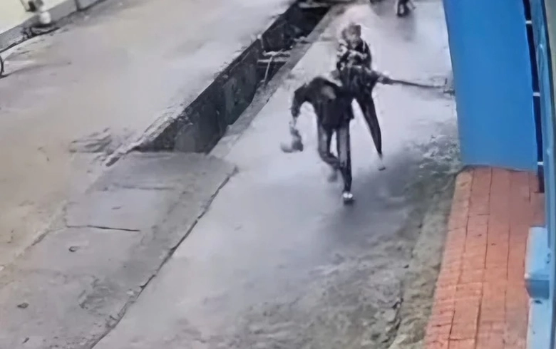 Clip nam thanh ni&ecirc;n bị đ&aacute;nh li&ecirc;n tiếp v&agrave;o đầu, nằm gục giữa đường ở Bắc Ninh- Ảnh 1.