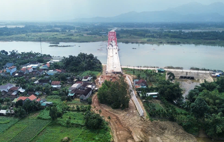 Quảng Ng&atilde;i: Cầu 850 tỷ đồng chậm tiến độ v&igrave; thửa đất chắn ngang- Ảnh 1.