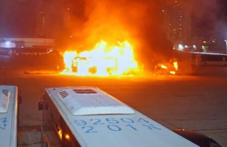 Israel: 3 xe buýt đồng loạt phát nổ tại thủ đô, Thủ tướng Netanyahu chỉ đạo khẩn- Ảnh 1. Israel: 3 xe buýt đồng loạt phát nổ tại thủ đô, Thủ tướng Netanyahu chỉ đạo khẩn- Ảnh 1.