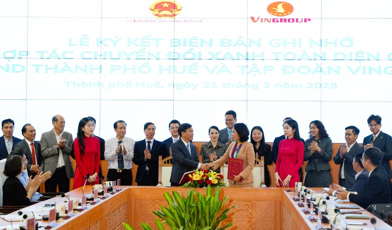 TP Huế và Vingroup ký kết hợp tác thúc đẩy sử dụng xe điện- Ảnh 4. TP Huế và Vingroup ký kết hợp tác thúc đẩy sử dụng xe điện- Ảnh 4.