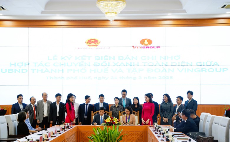 TP Huế và Vingroup ký kết hợp tác thúc đẩy sử dụng xe điện- Ảnh 1. TP Huế và Vingroup ký kết hợp tác thúc đẩy sử dụng xe điện- Ảnh 1.