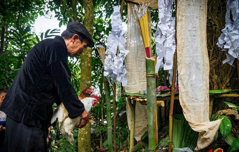 Độc đáo lễ cúng Thần rừng của người Mông ở Yên Bái- Ảnh 3. Độc đáo lễ cúng Thần rừng của người Mông ở Yên Bái- Ảnh 3.